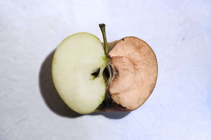 Почему яблоки темнеют на срезе