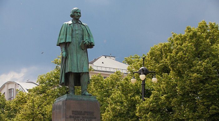 Памятники Николаю Гоголю