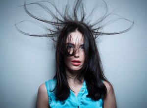 Почему электризуются волосы и как это устранить
